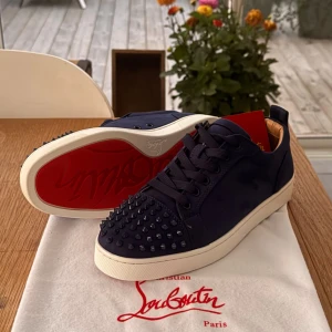 Christian luoboutin mörk blå med nitar - Säljer ett par mörkblå loubs med klassisk röd sula och nitar på tån. Skorna har snörning, rund tå och är tillverkade i en mörkblå fin mocka och beigt läder inuti. Perfekta för dig som vill sticka ut med ett par riktigt feta skor! Priset går att diskutera vid snabb affär! 😁