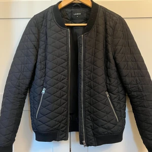 Svart quiltad bomberjacka från Lindex - Quiltad svart bomberjacka från Lindex i storlek M, super nice nu till hösten och passar till allt! 
