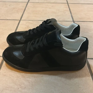 M M Sneakers  - Svarta sneakers i fint skick. Kp för mer info