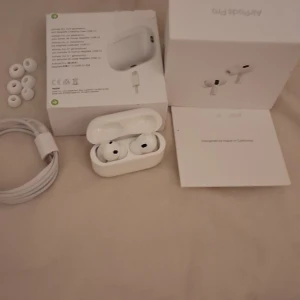 AirPods Pro (2nd generation) MagSafe USB-C - Apple AirPods Pro (2nd gen) med MagSafe-laddningsetui (USB-C). Komplett med originalkartong, extra öronproppar och laddkabel. Mycket fint skick, inga synliga repor eller skador. Aktiv brusreducering och transparensläge för bästa ljudupplevelse.
