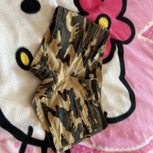 camo shorts - Säljer jätte snygga camo shorts eftersom de inte kommit till användning. Dragskedjan är tyvärr sönder men den är så pass liten så det märks inte💕 Skulle säga att de passar xs-S. Jätte bra skick. Skriv privat för mer frågor.💕