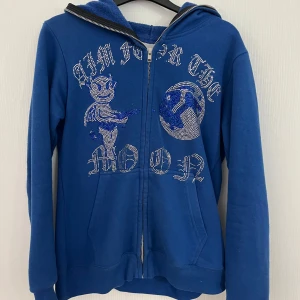 aim for the moon hoodie - Blå rhinestone hoodie från AIM FOR THE MOON. den har bara tappat nån sten (inte alls märkbart) lite nopprig men inget man stör sig på.