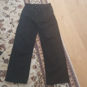 Svarta wide byxor - Svarta byxor från Shein i storlek S, med rak och bred passform. Klassisk design med fickor fram och knappstängning. Materialet är mjukt och känns bekvämt mot huden, perfekt för en chill och stilren look.