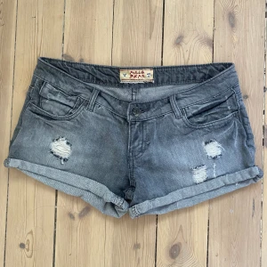 Skitsnygga Lågmidjade jeansshorts  - Så snygga jeansshorts perfekta till sommaren. Säljer pga för små storlek 38 men dom är små i storleken, mått på sista bilden 💗