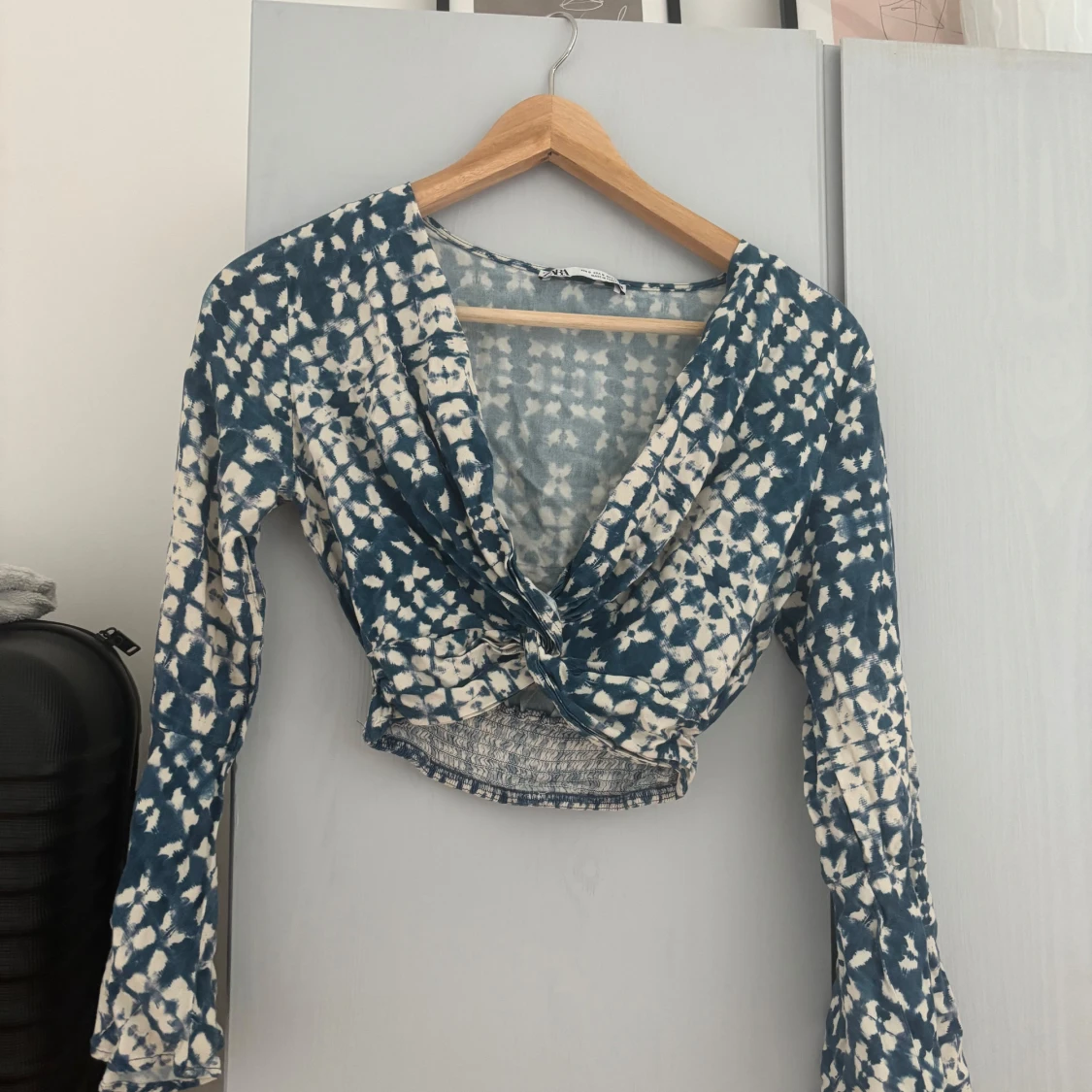 Blåvit croppad omlottopp med mönster - 1