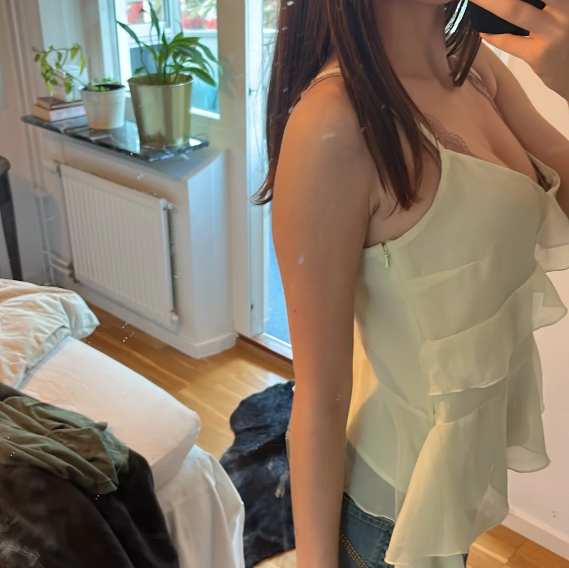 Ljusgrön volangtop med smala axelband - 2