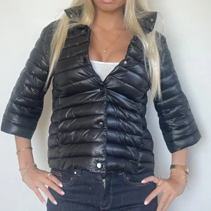 Svart Herno liknande jacka  - Följ för liknande plagg! 💕Svart Herno liknande jacka med krage och trekvartsärm. Perfekt för höst och vinter storlek S i perfekt skick! Tryck köp nu! TK-0044