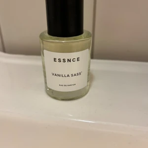 ESSNCE Vanilla Sass' Eau de Parfum - En vegansk parfym med toppnoter av vanilj, lavendel, kakao och ingefära. Hjärtat består av vaniljkaviar och basen av vanilla absolute. Perfekt för dig som vill sticka ut med en modern twist på klassisk vanilj. Endast testsprayat så så gott som ny.