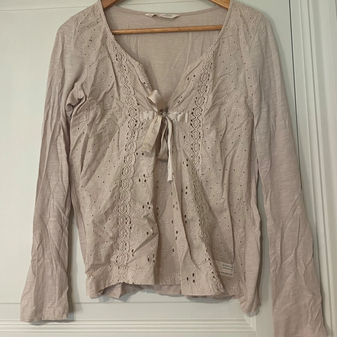 Beige blus med spets och knytband