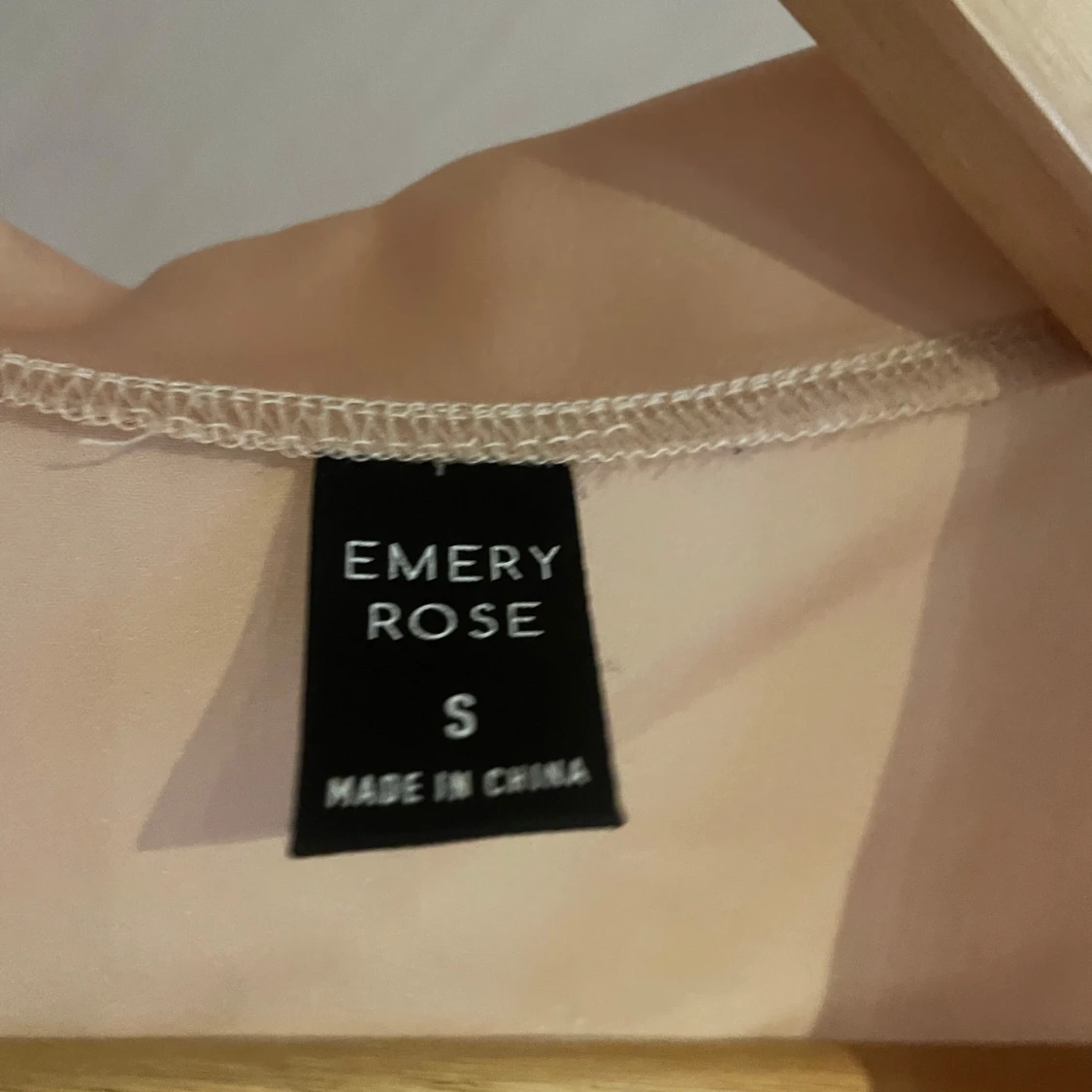 Champagnefärgad blus Emery Rose - 2