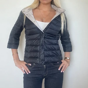 Svart Herno liknande jacka!  - Följ för liknande plagg! 💕Svart Herno liknande jacka med krage och trekvartsärm. Perfekt för höst och vinter storlek M men passar en S i perfekt skick! Tryck köp nu! TK-0042