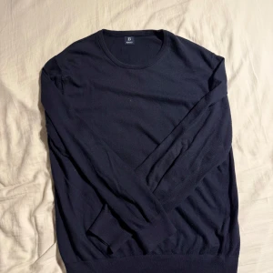 Boggi Milano tröja - Riktigt skön tröja, ganska tunn men sjukt snygg och perfekt att ha över en piké eller liknande. Knappast använd då den inte sitter super bra och kan inte lämna tillbaka då de gått över tiden för öppet köp. Nypris ca 1200