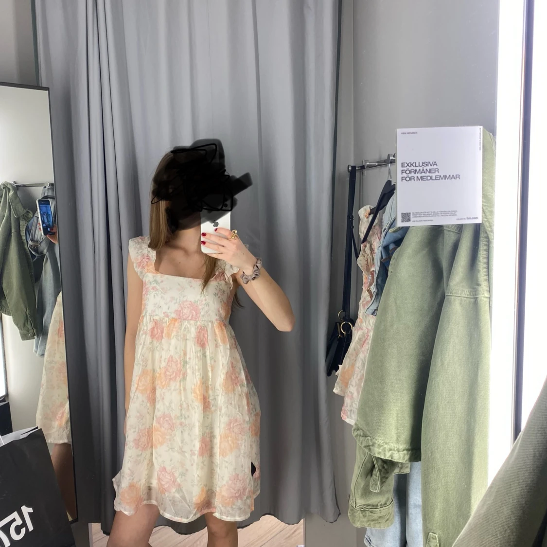 Blommig kortklänning med volang