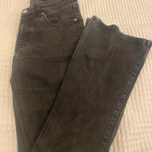 Svarta midwaist jeans från Gina tricot  - Svarta jeans från Gina tricot i storlek 38. Modellen är midwaist och bootcut. Materialet är stretchigt denim som sitter snyggt och bekvämt. Dem har blivit lite slitna längst ner vid slutet av benen, som man kan se på bilden. Men dessa har varit en stor favorit!!💕💕