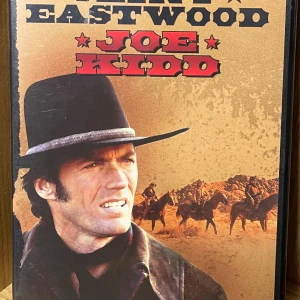 Joe Kidd (Clint Eastwood) DVD - Följ prisjägaren Joe Kidd i en actionfylld western med Clint Eastwood i huvudrollen. Spännande jakt, dramatiska dueller och klassisk vilda västern-känsla – perfekt för dig som gillar äventyr och coola hjältar.