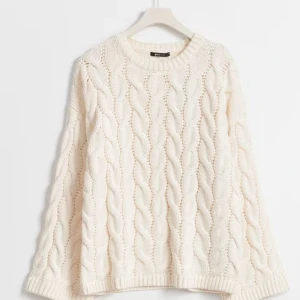 Vit kabelstickad tröja från Gina Tricot - Supermysig vit kabelstickad tröja från Gina. I storlek XS och nästintill oanvänd💕