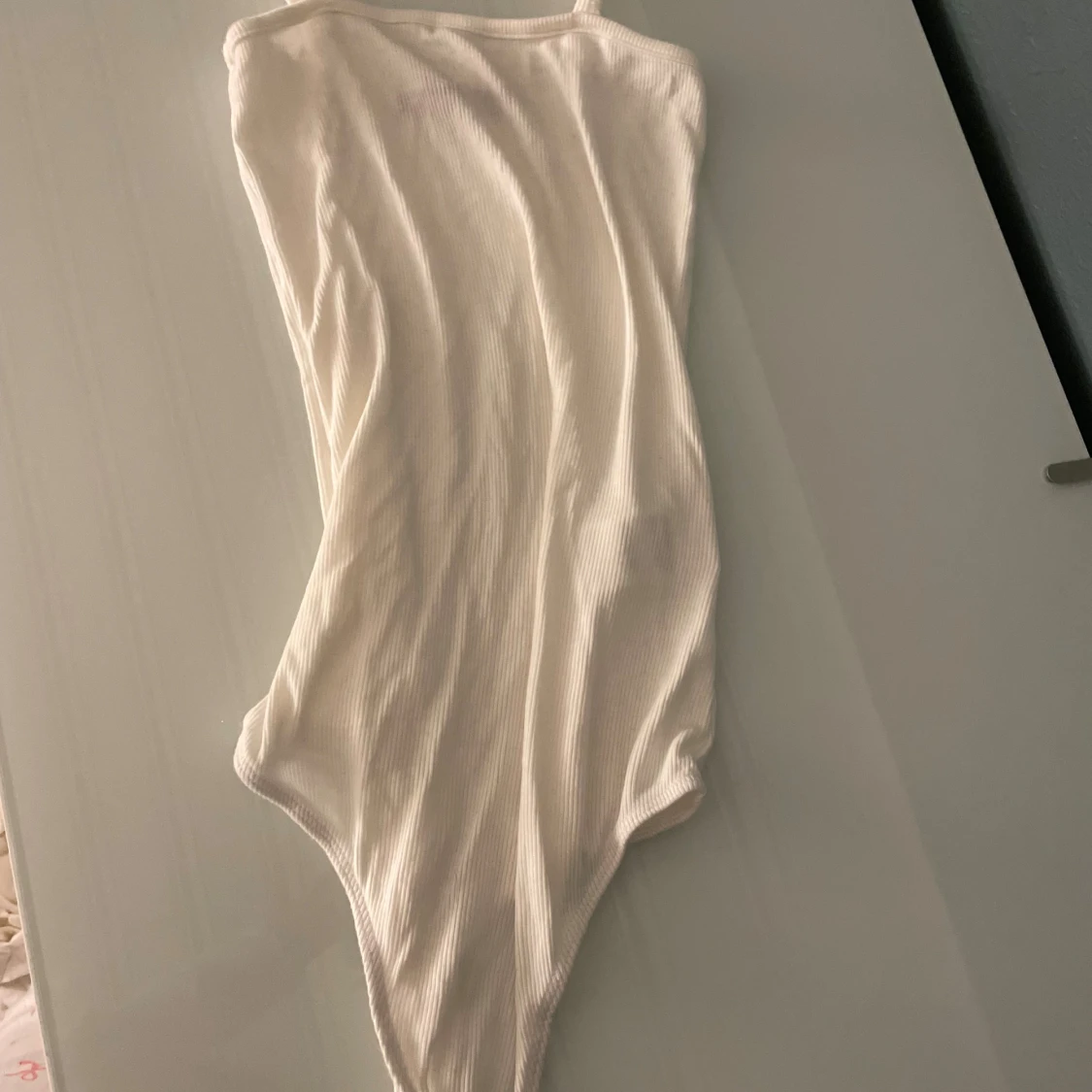 Vit ribbad bodysuit från Bik Bok