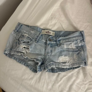 Hollister lågmidjade jeansshorts  - Så snygga lågmidjade jeansshorts från Hollister. Storlek W24💗💗