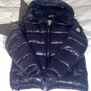 Moncler maya  - Säljer nu min moncler mörkblåa moncler maya i storlek 2, den är endast använd några gånger så den är 10/10 skick. Säljer pågrund av att den inte kommer till användning. Skriv vid frågor eller intresse!