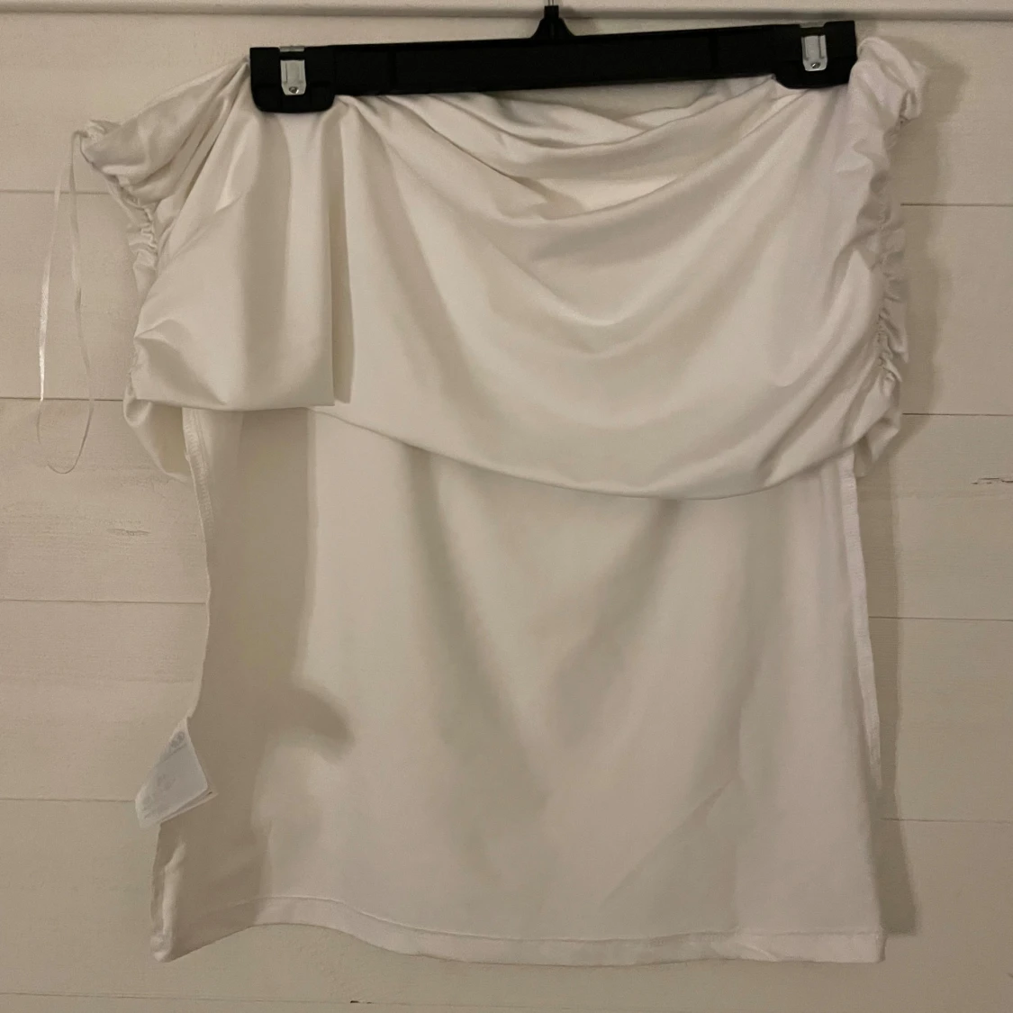 Vit axelbandslös topp från H&M Divided