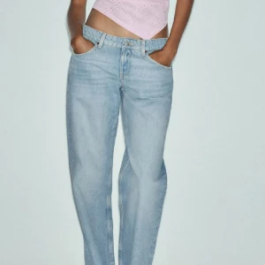 Low wide jeans Zara  - Low wide jeans från Zara. Storlek 32 men passar även 34 och kanske 36! Endast använda några få gånger