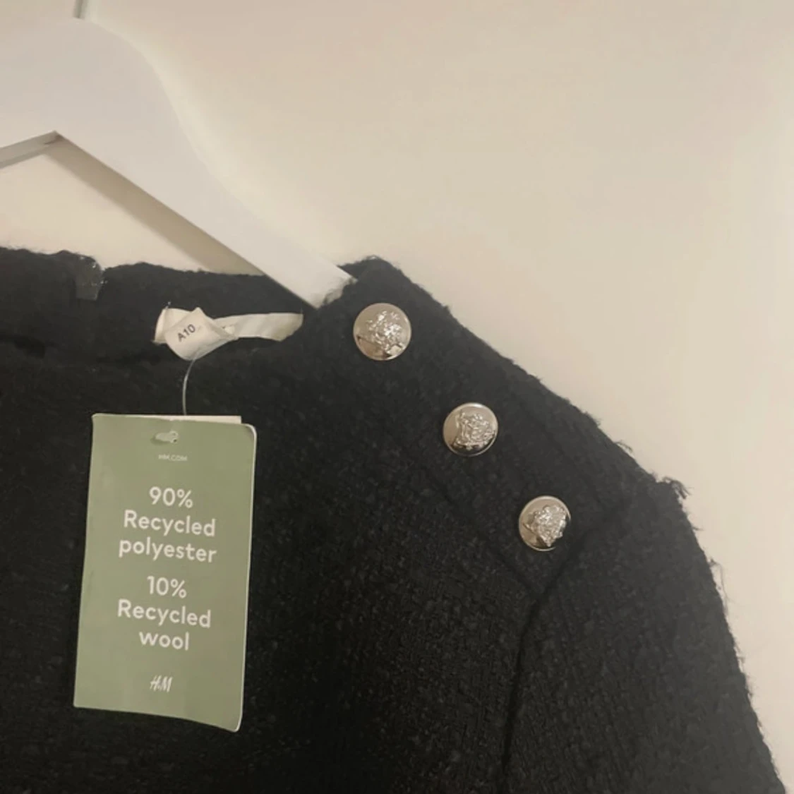 Svart topp med dekorativa knappar H&M - 1