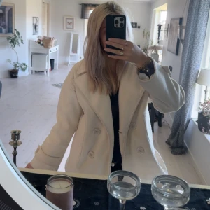 Beige kappa från design by si - Beige kappa från design by si. Perfekt för dig som vill ha en clean och stilren look. Nypris 756 kr, strlk xs/s men passar även om man har M skulle jag säga