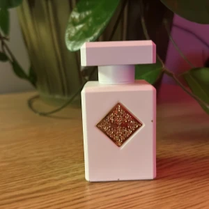 Vit lyxig parfymflaska - Stilren parfymflaska i vitt med gulddetalj. Perfekt för dig som vill sticka ut med en exklusiv look på sminkbordet. Märke och doftnamn syns ej på flaskan.