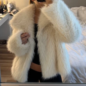 pälsjacka  - pälsjacka, vet inte vart ifrån fick i present. Fakepäls! 