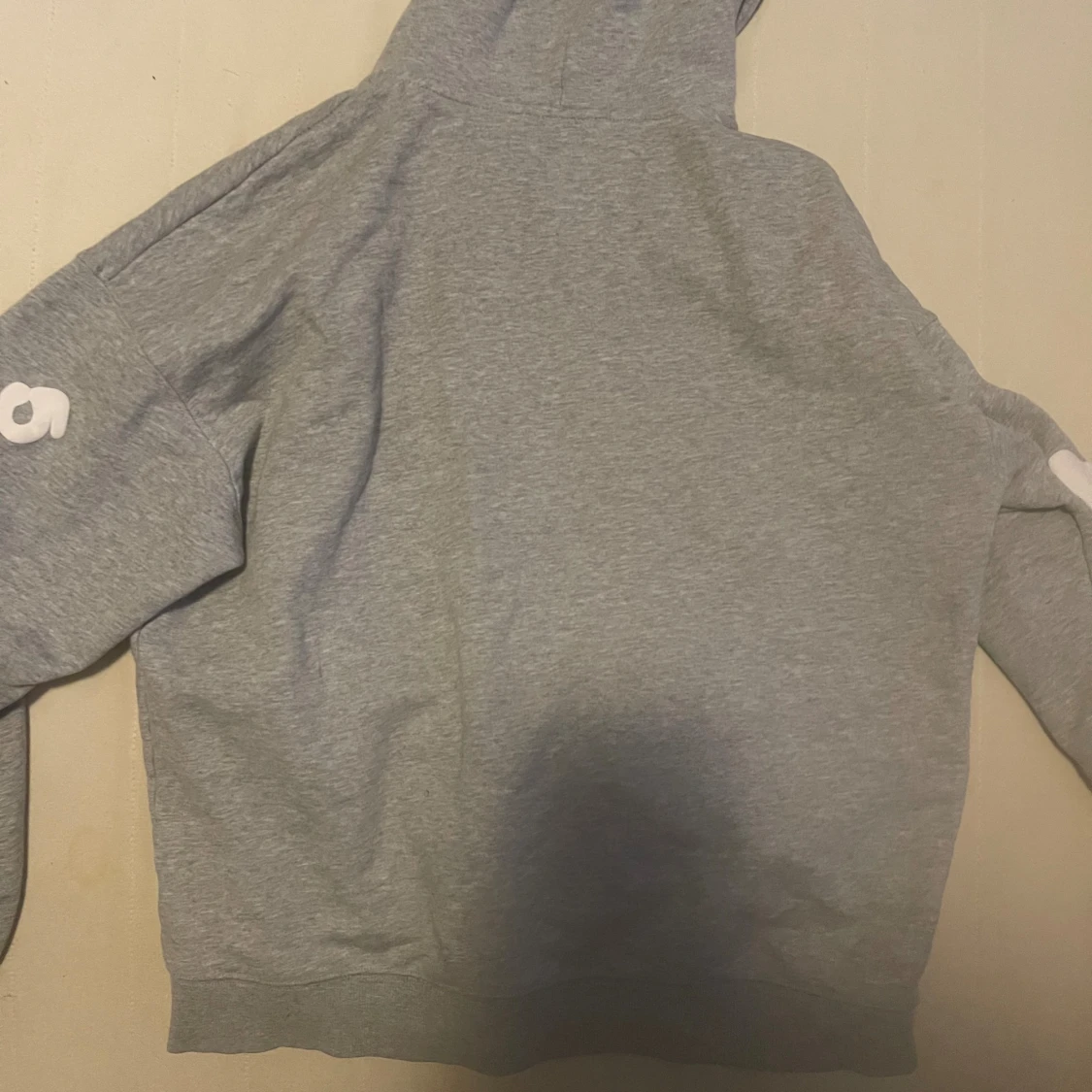 Grå hoodie med vita stjärnor från Sp5der - 1