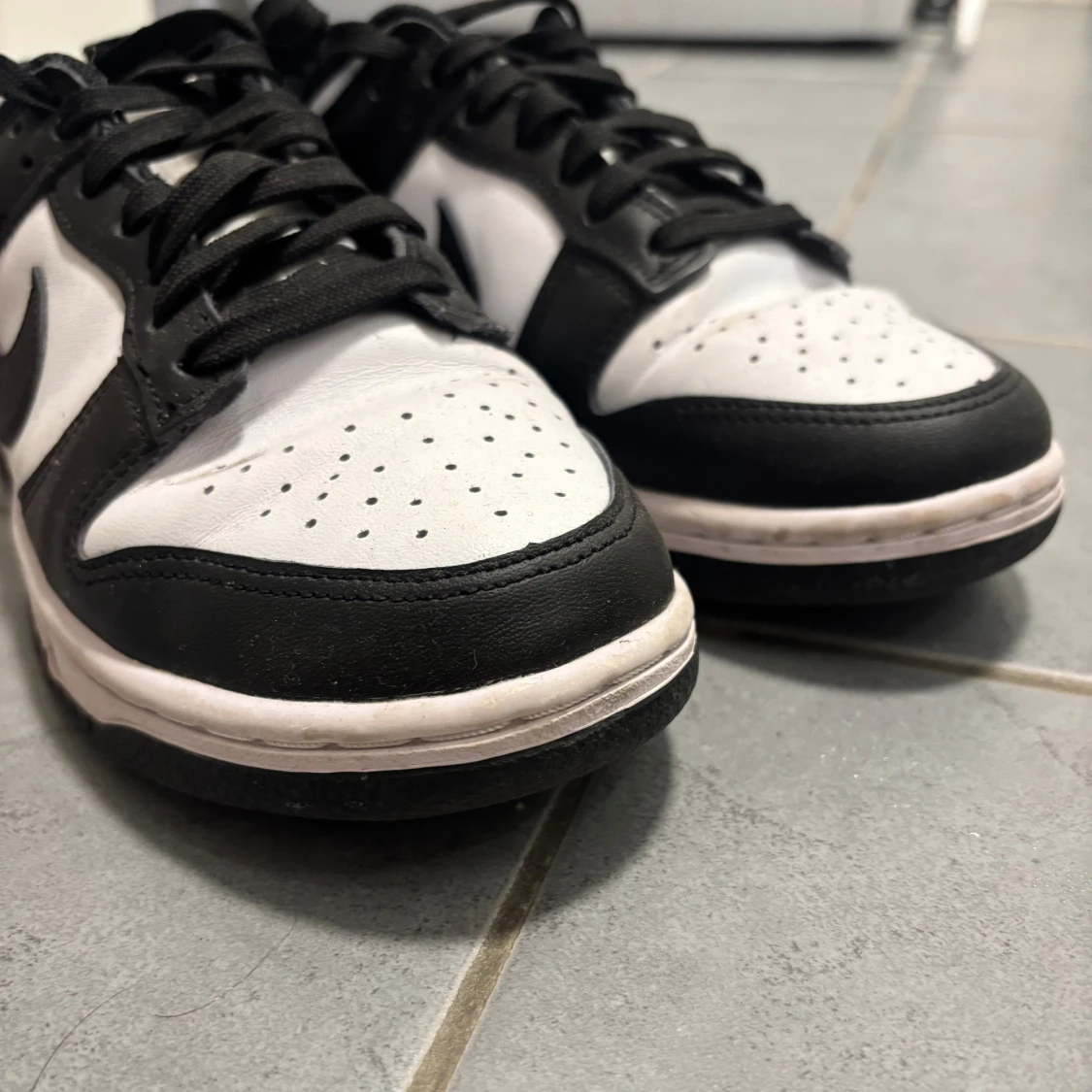 Nike Dunk Low svart/vit sneakers - 2