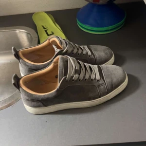 Christian Louboutin  - Snygga grå sneakers i mocka från Christian Louboutin inte använt många gånger kan tänka mig o gå ner i pris vid en snabb affär dom är typ som nya hör av vid minsta lilla!