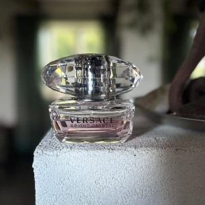 Versace Bright Crystal EdT - Versace Bright Crystal EdT är en ikonisk parfym med stilren design och rosa innehåll. Perfekt för dig som vill sticka ut med en fräsch och modern doft. Populär bland unga och har fått höga betyg av användare. Skulle säga ca 70% (35-37ml) som är kvar av parfymen💕Priset är inte hugget i sten💕