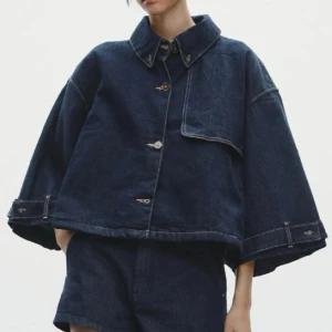 Jeansjacka - Så snygg jeans poncho/jacka från zara som är slutsåld. Säljer den då den inte kommer till andvänding så mycket, därav fortfarande jätte bra skick🩵🩵storlek S