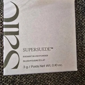 Saie Supersuede Rouge Bella - Supersuede Radiant Blush Powder från Saie i färgen Bella. Ett pressat puderrouge med strålande finish, kommer i en rund svart dosa med transparent lock. Färgen är en fräsch rosa ton som ger kinderna ett snyggt glow. Innehåller 3 g produkt.