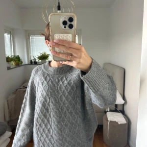 Grå stickad tröja med mönster - Mysig grå stickad tröja, perfekt nu inför hösten! Säljer denna då den bara kommit till användning 1 gång.