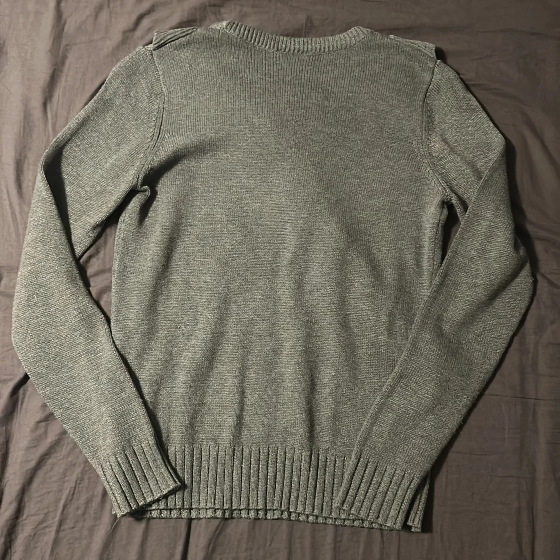 Grå stickad tröja - 4