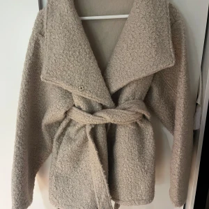 Gina Tricot kappa - Gina tricot beige teddyjacka i storlek s, använd 1 gång.   (Bandet går ej att ha hängande löst då det inte finns öglor, men kan knytas på)