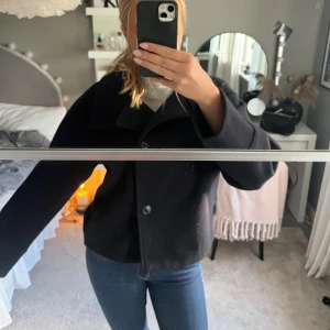 Marinblå kort ulljacka från Ginatricot  - Blå kort kappa perfekt till hösten🍁🧸fickor på sidan🥰Använd fåtal gånger 