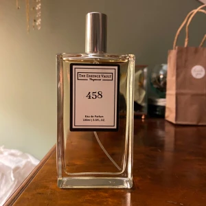 Essence Vault 458 (Kayali Vanilla 28) - Parfym från Essence Vault, 100 ml. Helt ny, endast testad. Nr 458 är inspirerad av Kayali Vanilla 28, en varm vaniljdoft. 