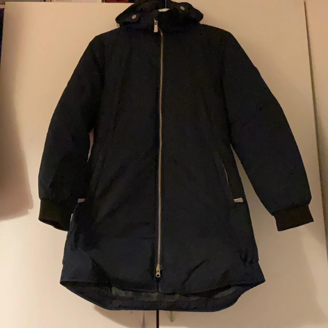 Svart lång parkajacka med huva