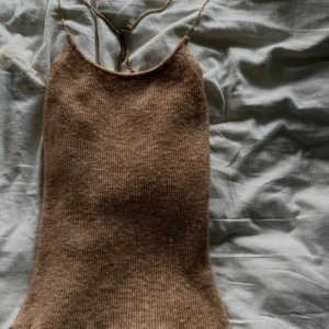 stickad topp med guld band  - så fin stickad beige topp med guld band som är öppen i ryggen 💓