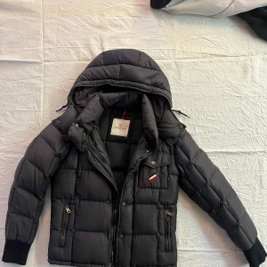 Moncler jacka - Bra kvalitet, färg mörk blå/ svart.  Köpte second hand för 2.500 men är för liten 