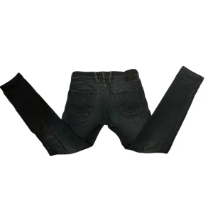 Replay mörklå slim jeans - Mörkblå slim jeans från Replay med klassisk femficksdesign och diskreta slitningar. Jeansen har bra passform och är tillverkade i stretchigt jeansmaterial för en bekväm känsla. Perfekta för dig som gillar en stilren look.