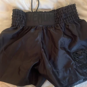 Venum shorts - Helt nya och i perfekt skick – jag har tyvärr inte haft tid att använda dem, så de förtjänar att komma till någon som får nytta av dem!