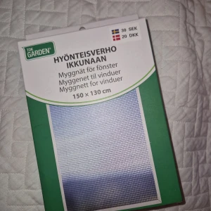 Myggnät  - Helt nytt myggnät med en storlek på 150 x 130 cm. Det är tillverkat av UV-skyddat glasfibernät. Både nätet och ramen kan förkortas för att passa önskad storlek. Helt nytt då jag inte kunde ha det på mina fönstren