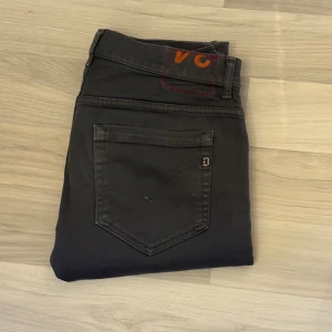 Mörkgrå dondup George jeans - Mörkgråa dondup George jeans | Populäraste jeansen på marknaden just nu | Storlek - W34 passar W33 | Skick - 4/5 | Modell - Dondup George | Nypris - 4000kr | hör av er vid frågor eller funderingar 🙌