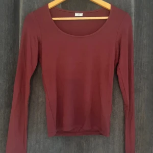 Vinröd långärmad T-shirt  - Vinröd långärmad T-shirt, använd en gång