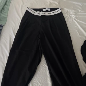 Baggy kostymbyxor  - Lite slitna längst ner (syns på sista bilden)