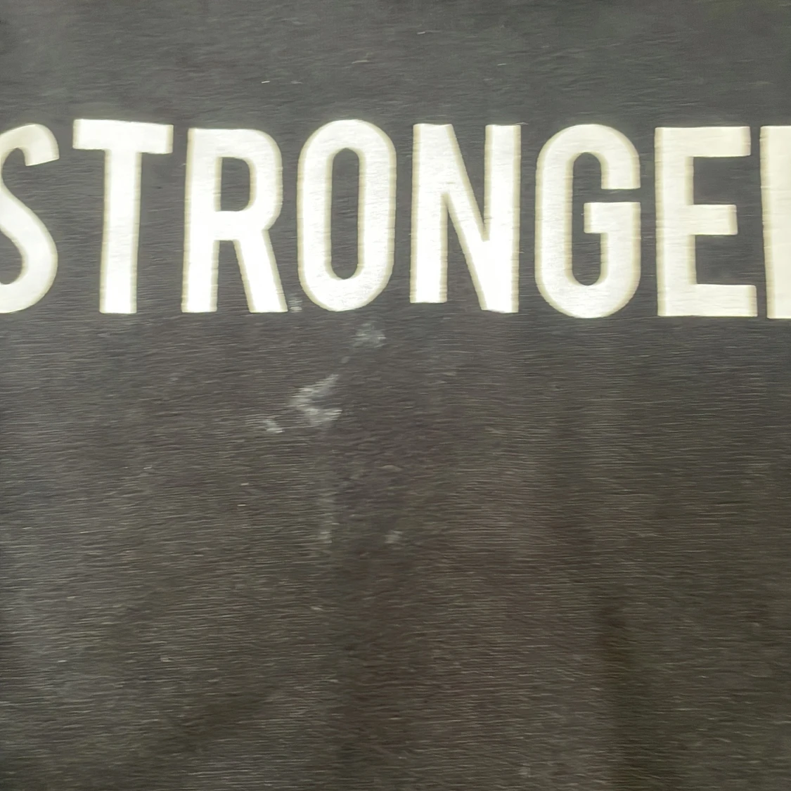 Svart croppad hoodie från Stronger - 3